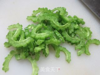 苦瓜炒白苋菜的做法步调：2