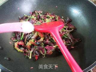 苦瓜炒白苋菜的做法步调：6