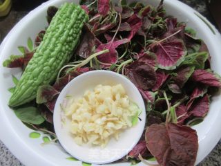 苦瓜炒白苋菜的做法步调：1