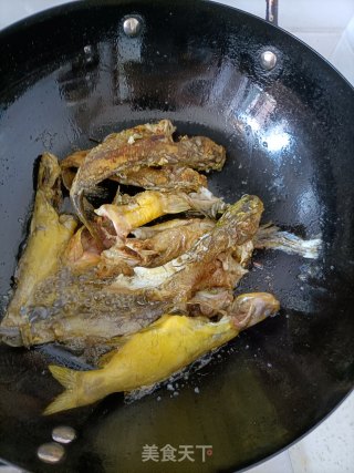 番茄黄骨鱼汤的做法步调：2