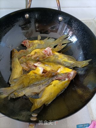 番茄黄骨鱼汤的做法步调：1