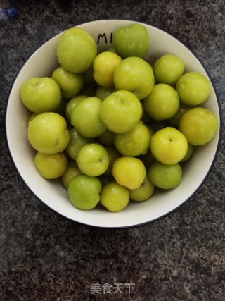 李子酸的腌造办法的做法步调：1