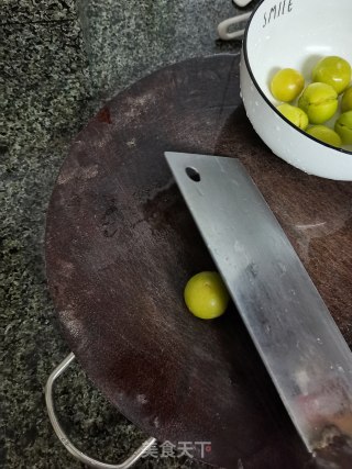 李子酸的腌造办法的做法步调：2