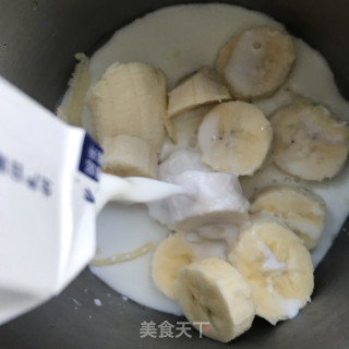 喷鼻蕉牛奶的做法步调：4