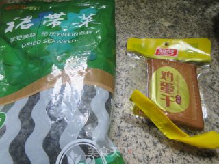 鸡蛋干拌裙带菜的做法步调：1