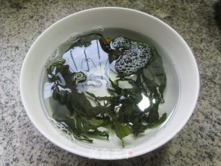 鸡蛋干拌裙带菜的做法步调：2
