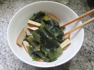 鸡蛋干拌裙带菜的做法步调：9
