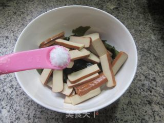 鸡蛋干拌裙带菜的做法步调：6