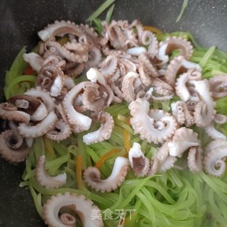 莴苣丝炒章鱼腿的做法步调：13