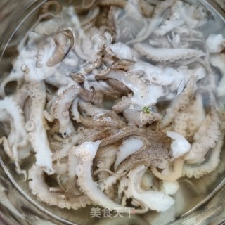 莴苣丝炒章鱼腿的做法步调：3