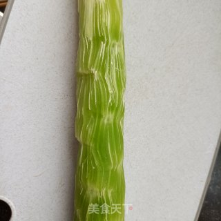 莴苣丝炒章鱼腿的做法步调：1