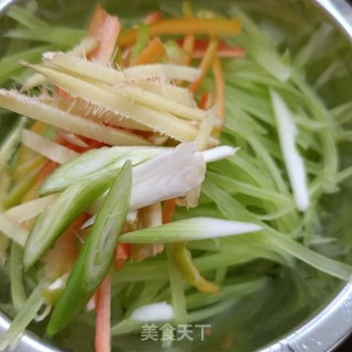 莴苣丝炒章鱼腿的做法步调：2