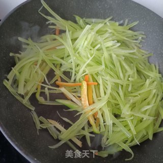 莴苣丝炒章鱼腿的做法步调：10