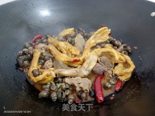 田螺焖鸭足的做法步调：7