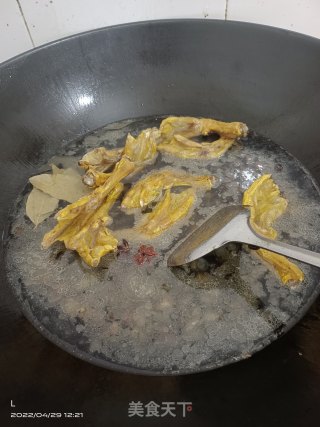 田螺焖鸭足的做法步调：3