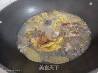 田螺焖鸭足的做法步调：4