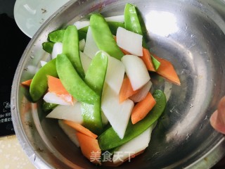 山药炒荷兰豆的做法步调：4