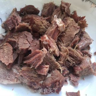 青椒炒腊牛肉的做法步调：1