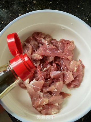 豌豆肉片汤的做法步调：1