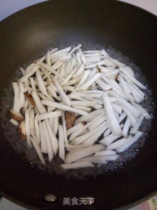 杏鲍菇炒鸡蛋的做法步调：2
