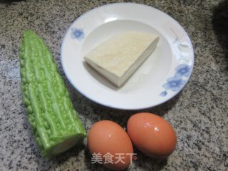 苦瓜鸡刨豆腐的做法步调：1
