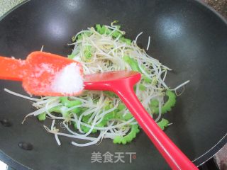 苦瓜炒绿芽菜的做法步调：7
