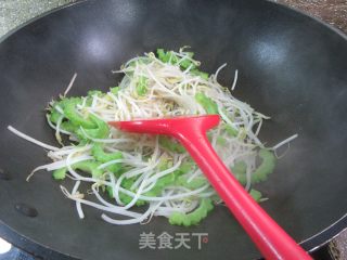 苦瓜炒绿芽菜的做法步调：5
