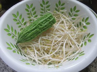 苦瓜炒绿芽菜的做法步调：1