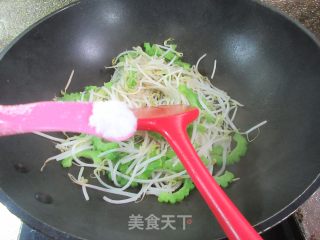 苦瓜炒绿芽菜的做法步调：6