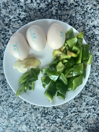 青椒炒鸡蛋的做法步调：1