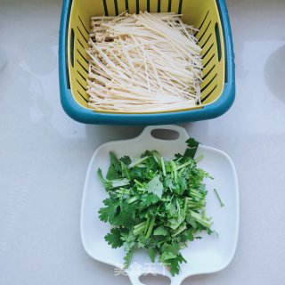 金针菇拌喷鼻菜的做法步调：1