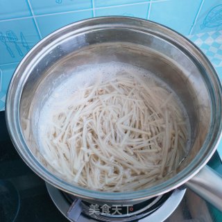 金针菇拌喷鼻菜的做法步调：4