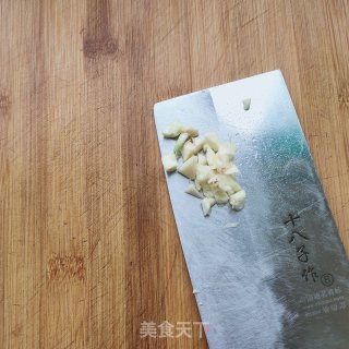 青炒小利剑菜的做法步调：2