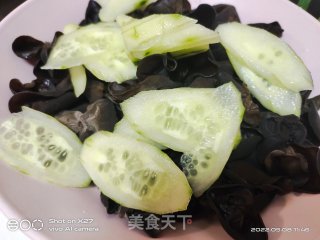 黄瓜拌木耳的做法步调：2