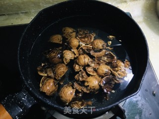核桃壳煮鸡蛋的做法步调：2