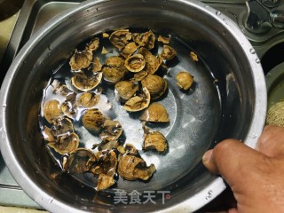 核桃壳煮鸡蛋的做法步调：1
