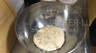 免揉齐麦法棍，麦喷鼻味实足，焦坚中壳，越嚼越喷鼻，安康出承担。的做法步调：3