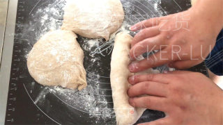 免揉齐麦法棍，麦喷鼻味实足，焦坚中壳，越嚼越喷鼻，安康出承担。的做法步调：12