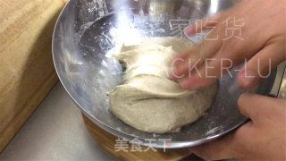 免揉齐麦法棍，麦喷鼻味实足，焦坚中壳，越嚼越喷鼻，安康出承担。的做法步调：4