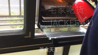 免揉齐麦法棍，麦喷鼻味实足，焦坚中壳，越嚼越喷鼻，安康出承担。的做法步调：17