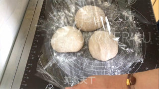 免揉齐麦法棍，麦喷鼻味实足，焦坚中壳，越嚼越喷鼻，安康出承担。的做法步调：10