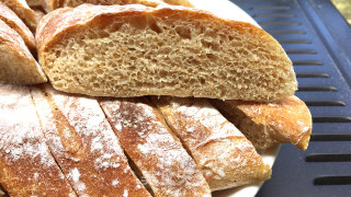 免揉齐麦法棍，麦喷鼻味实足，焦坚中壳，越嚼越喷鼻，安康出承担。的做法步调：21