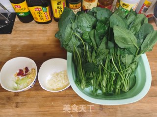 蒜蓉菠菜的做法步调：1