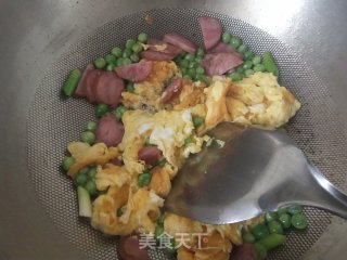 豌豆炒腊肠鸡蛋的做法步调：5