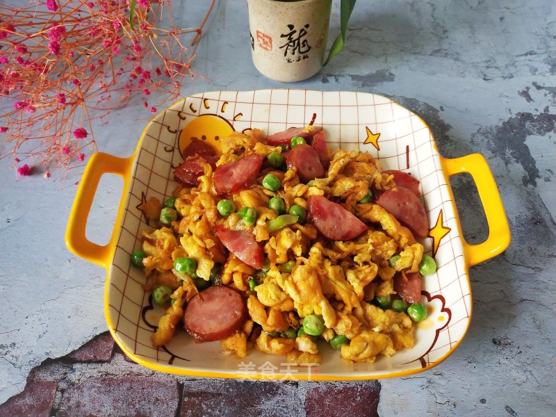 豌豆炒腊肠鸡蛋的做法