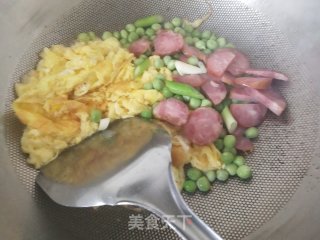 豌豆炒腊肠鸡蛋的做法步调：3