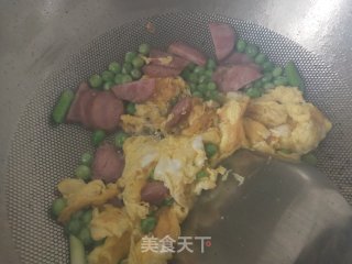 豌豆炒腊肠鸡蛋的做法步调：4