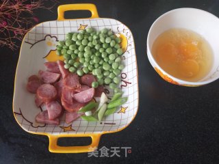 豌豆炒腊肠鸡蛋的做法步调：1