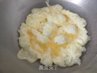 豌豆炒腊肠鸡蛋的做法步调：2