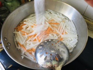 利剑萝卜年夜肉饺子的做法步调：2